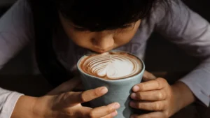 نوشیدن قهوه پسر بچه