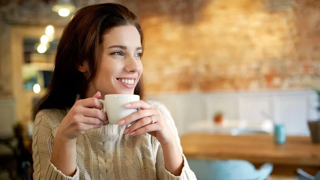 لذت بردن از قهوه در کافی شاپ